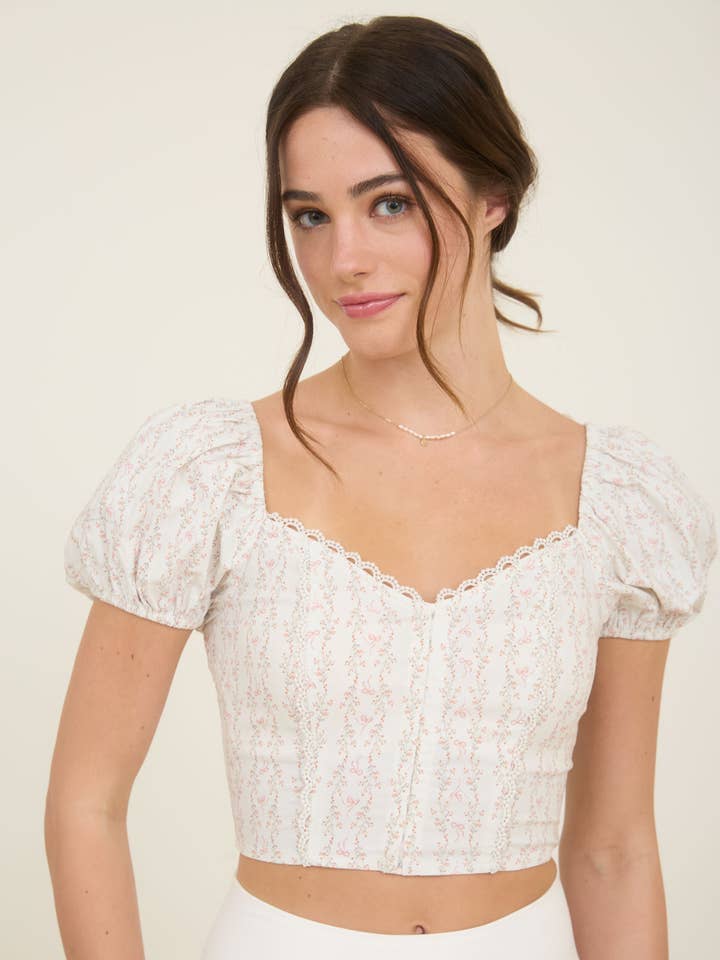 TOP CURTO COM PADRÃO DE LAÇO FLORAL E RISCA, DECOTE EM CORAÇÃO por atacado de Blu Pepper