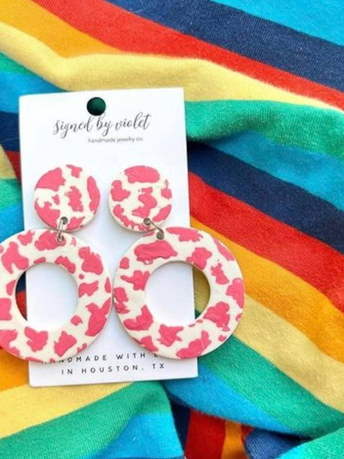 orecchini pendenti con stampa mucca rosa per la vendita all'ingrosso da parte di Signed by Violet