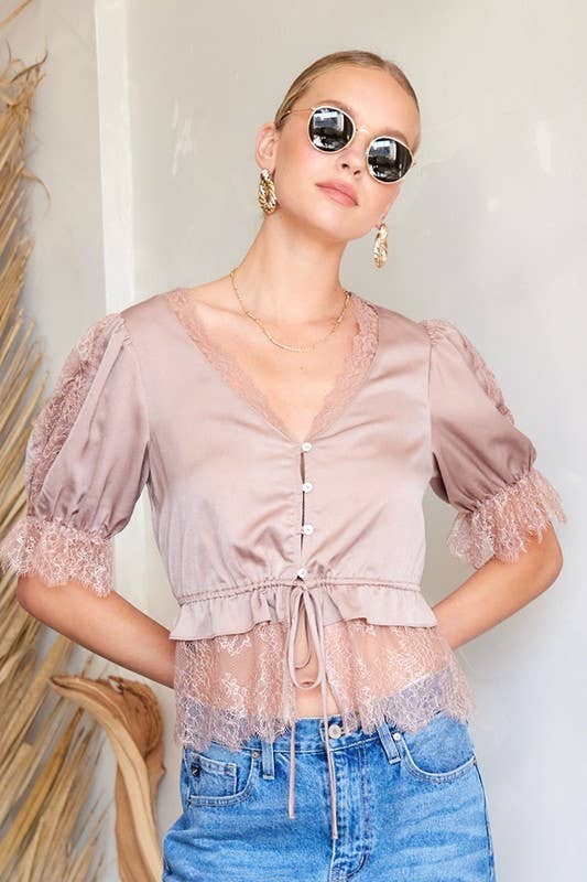 Moka Top en satin avec bordure en dentelle en vente sur Faire17