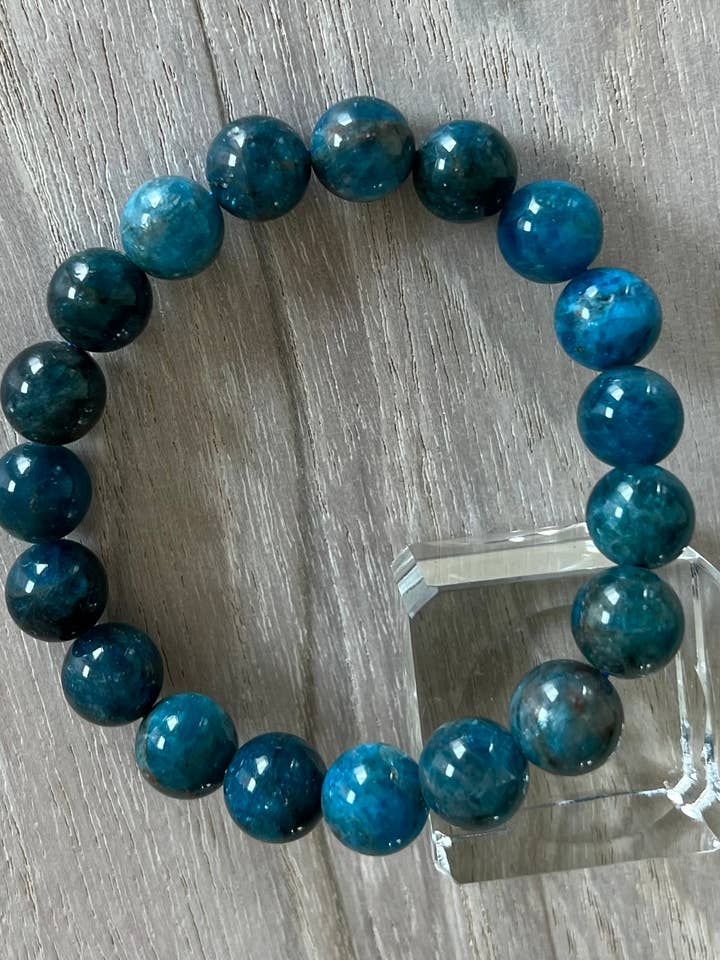 Bracelet élastique en apatite bleue 10 mm pour la vente par Luna Rae