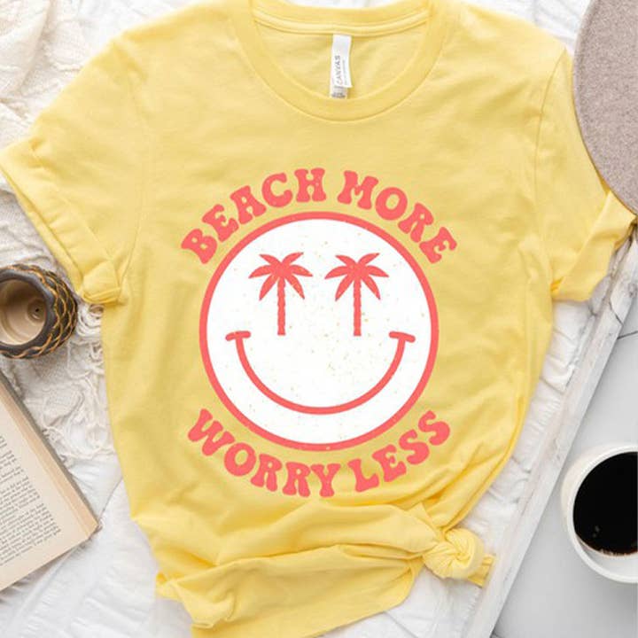 Maglietta con grafica Beach More Worry Less Smiley per la vendita all'ingrosso da parte di Kissed Apparel