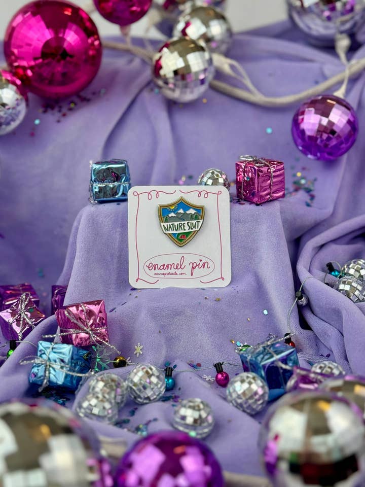 Pin de esmalte suave Nature Slut 1.5» para venta al por mayor de Anna Parade