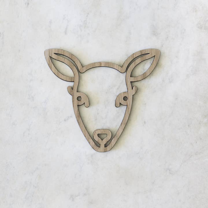 Väggdekoration i trä med hjortmotiv för wholesale av Ellie and Lion