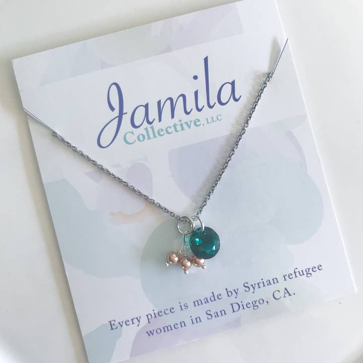 Laila klynge halskæde - Emerald/Rose for engroshandel hos Jamila Collective, LLC
