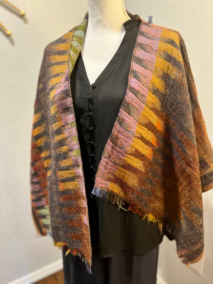 Vendbart asymmetrisk sjal/poncho/wrap i kogt merino for engroshandel hos In Style Scarves
