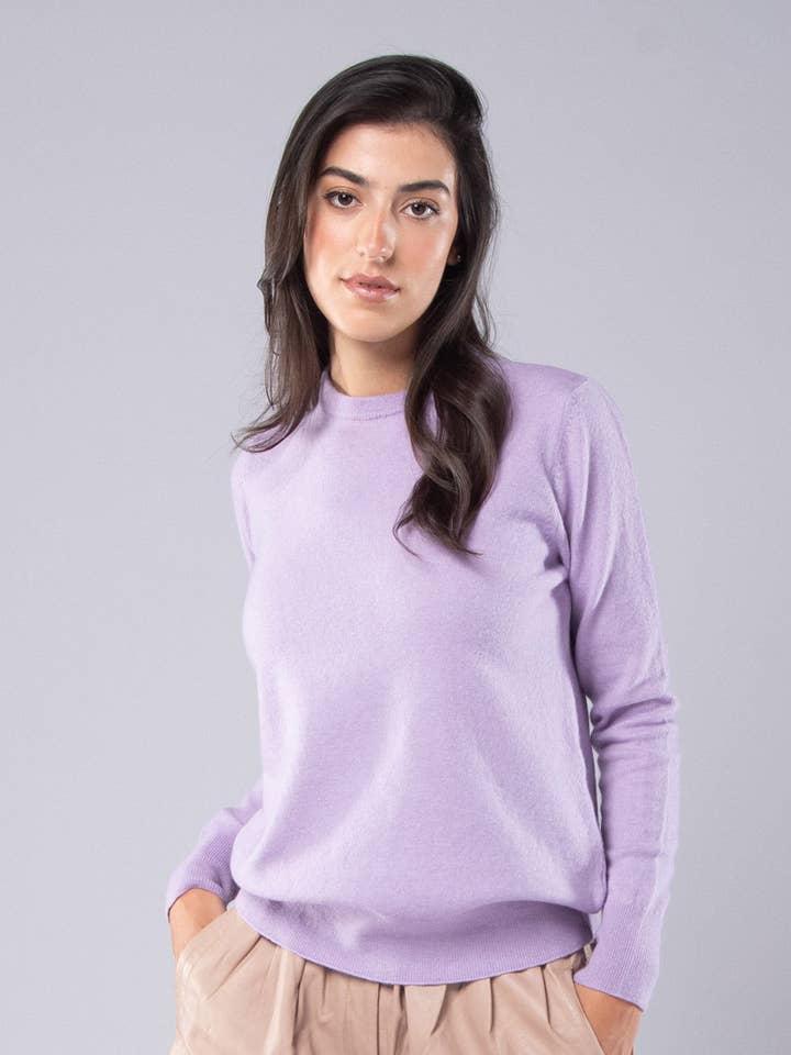 Pull en Cachemire Lavande à Col Rond pour la vente par Achega Knitwear