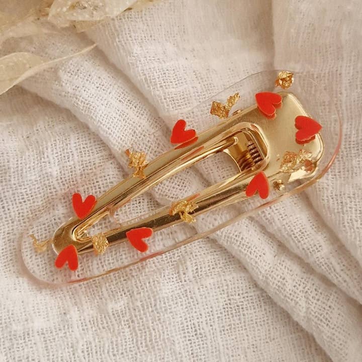 Handgemaakte resin haarclip met rode en gouden hartjes voor wholesale door Les Noeuds de Maman