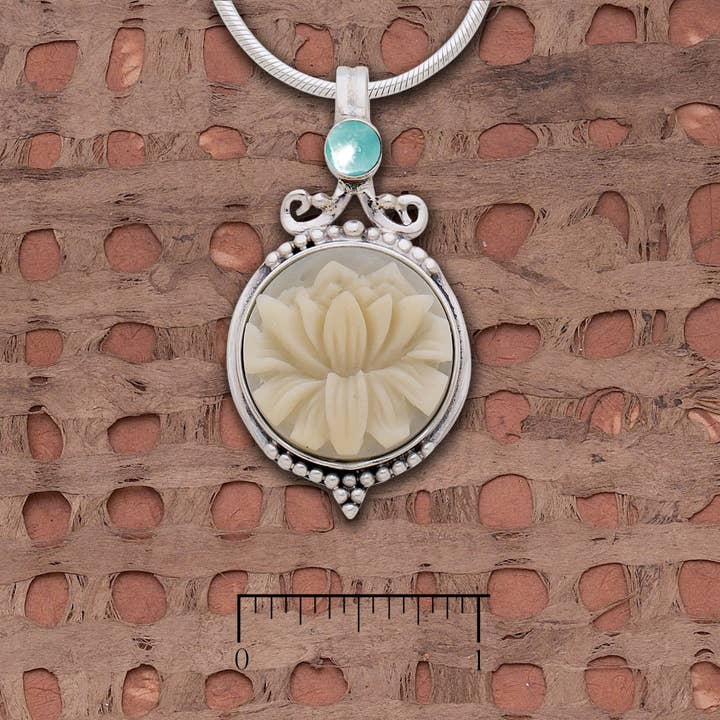 Pendentif fantaisie Tagua « Lotus » avec Larimar pour la vente par Tidepool