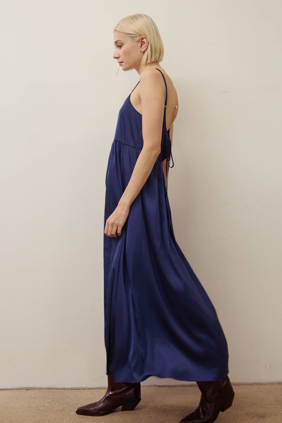 Lara Daisy - Vendita all'ingrosso Vestito - Donna - Abito midi in satin con spalline e fiocco sul retro11