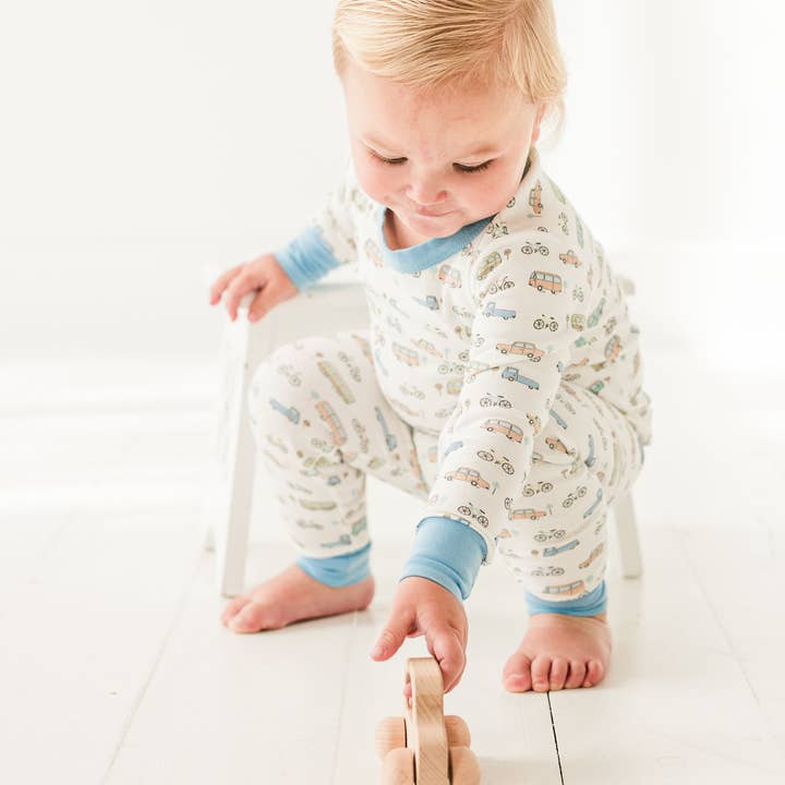 Pyjama long en mouvement pour la vente par Magnolia Baby