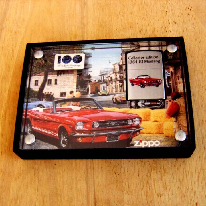 Briquet Zippo 100e Anniversaire Ford Mustang 2002 avec Présentoir pour la vente par Lighter King