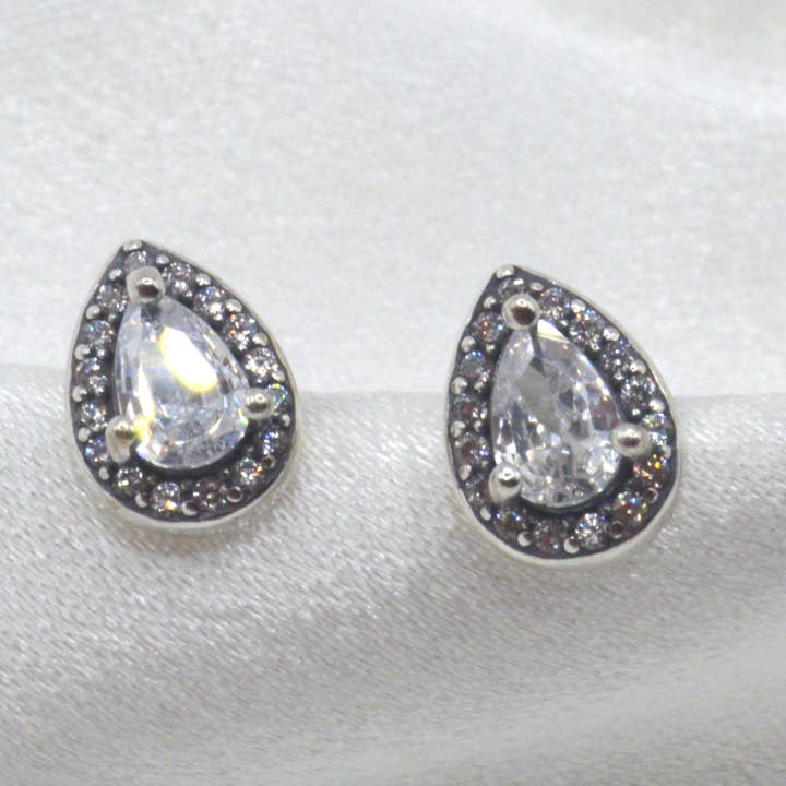 Orecchino a Perno con Zircone a Goccia per la vendita all'ingrosso da parte di Graceful Jewels co.