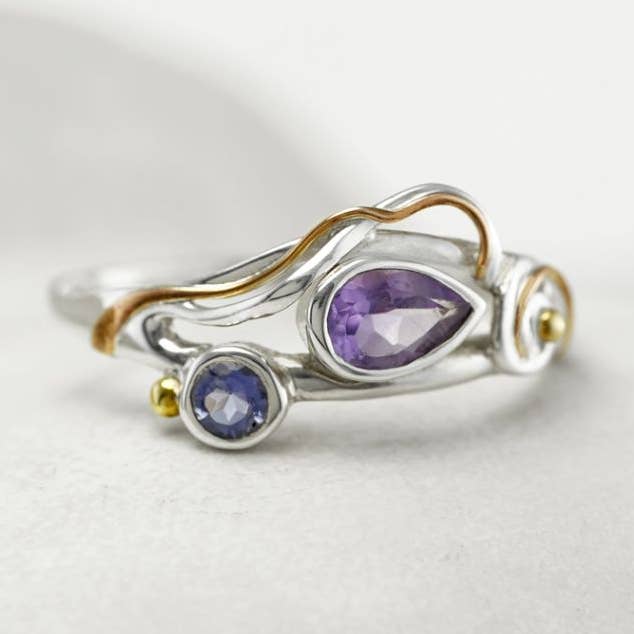 Handgemaakte sterling zilveren traanvormige ring van amethist en ioliet voor wholesale door Banyan Jewellery