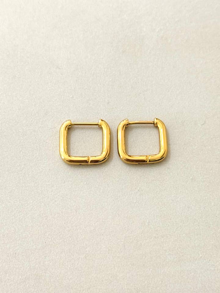 Boucles d'oreilles créoles carrées en acier inoxydable pour la vente par Cassette Barcelona