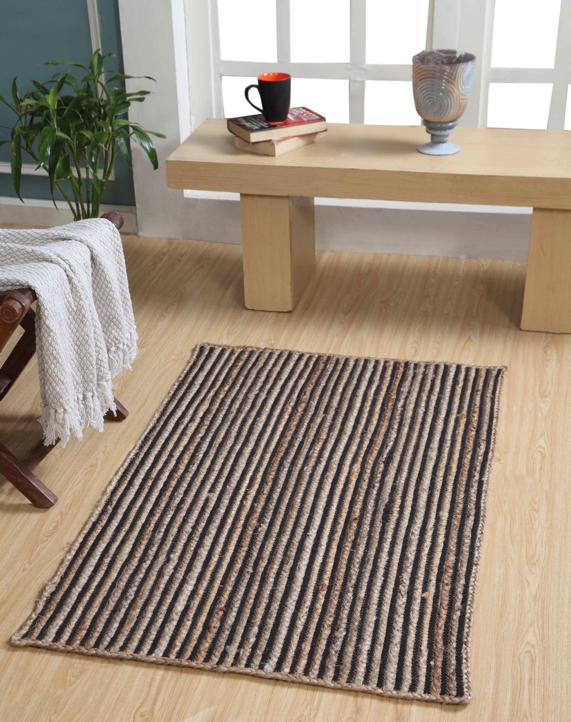 Second Nature Online - Vente Tapis - Tapis rectangulaire tressé en jute beige et noir CHAKKAR DARK à rayures1