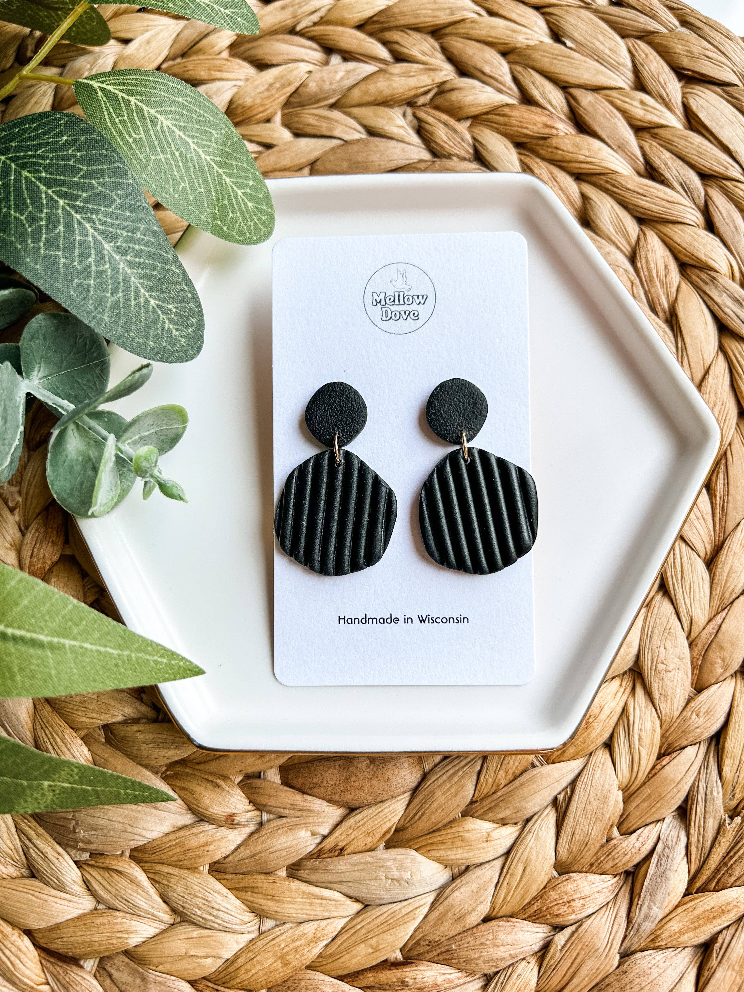 Mellow Dove Designs - Venta al por mayor Pendientes colgantes - Pendientes de arcilla acanalada negro/marfil | Boho | Neutros2