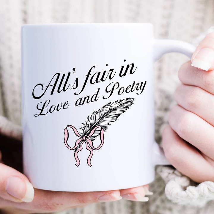 All's Fair in Love & Poesia Caneca Taylor Swift por atacado de The Detailed Diva
