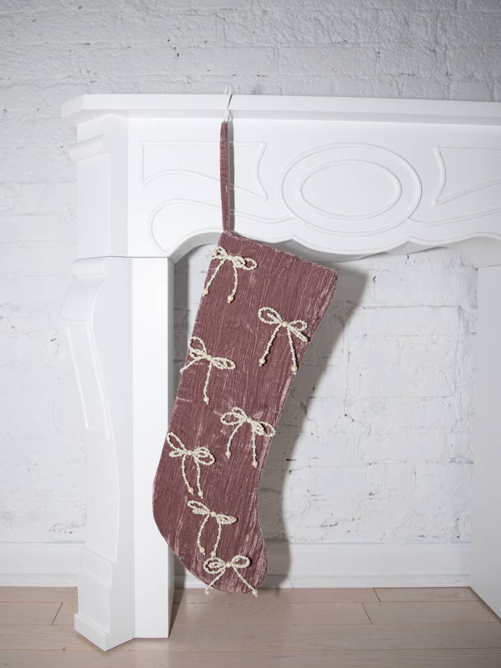 Bas en dentelle avec nœuds de perles ✦ Rose pour la vente par Island to East Side