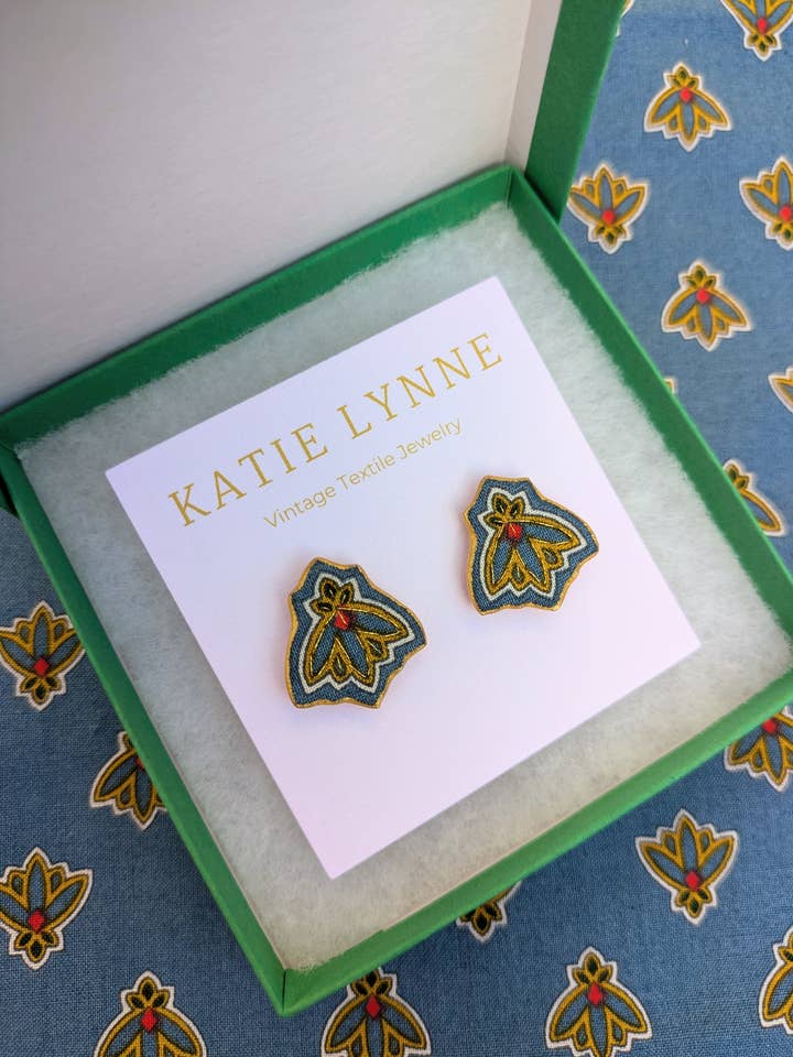 Boucle d'oreille Tabitha Stud pour la vente par Katie Lynne - Vintage Textile Jewelry