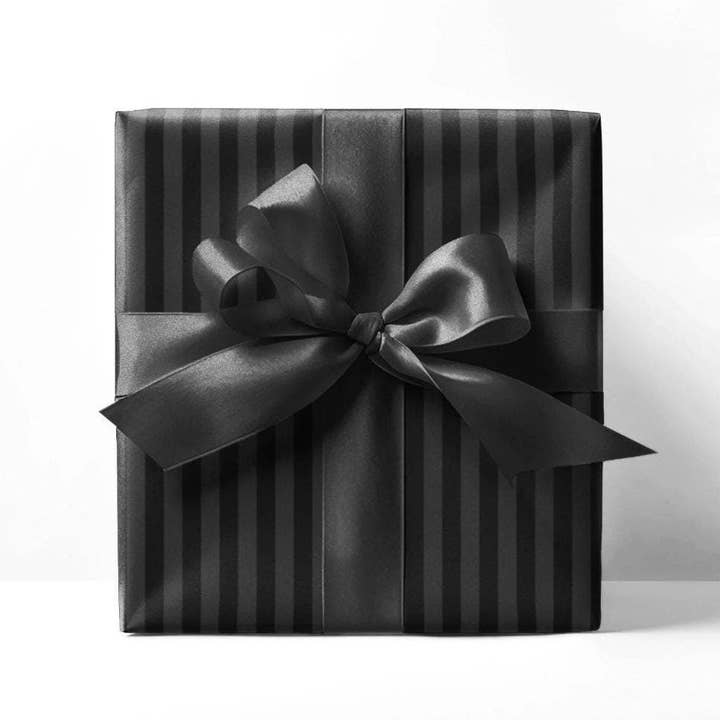 Papier cadeau à rayures noires fait sur commande pour la vente par SB Paperie