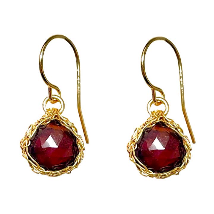 Orecchini a Goccia Mozambico Granato In Oro per la vendita all'ingrosso da parte di Arivka Jewelry