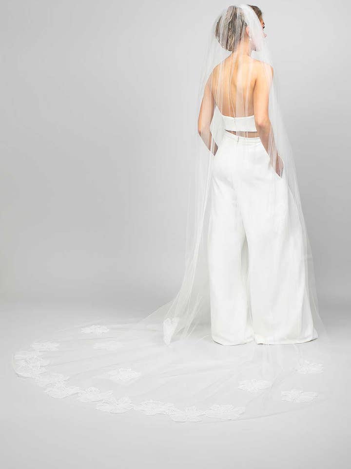 Kathedralschleier aus großer Mohnblumen-Spitze für den Großhandel von Ariel Taub