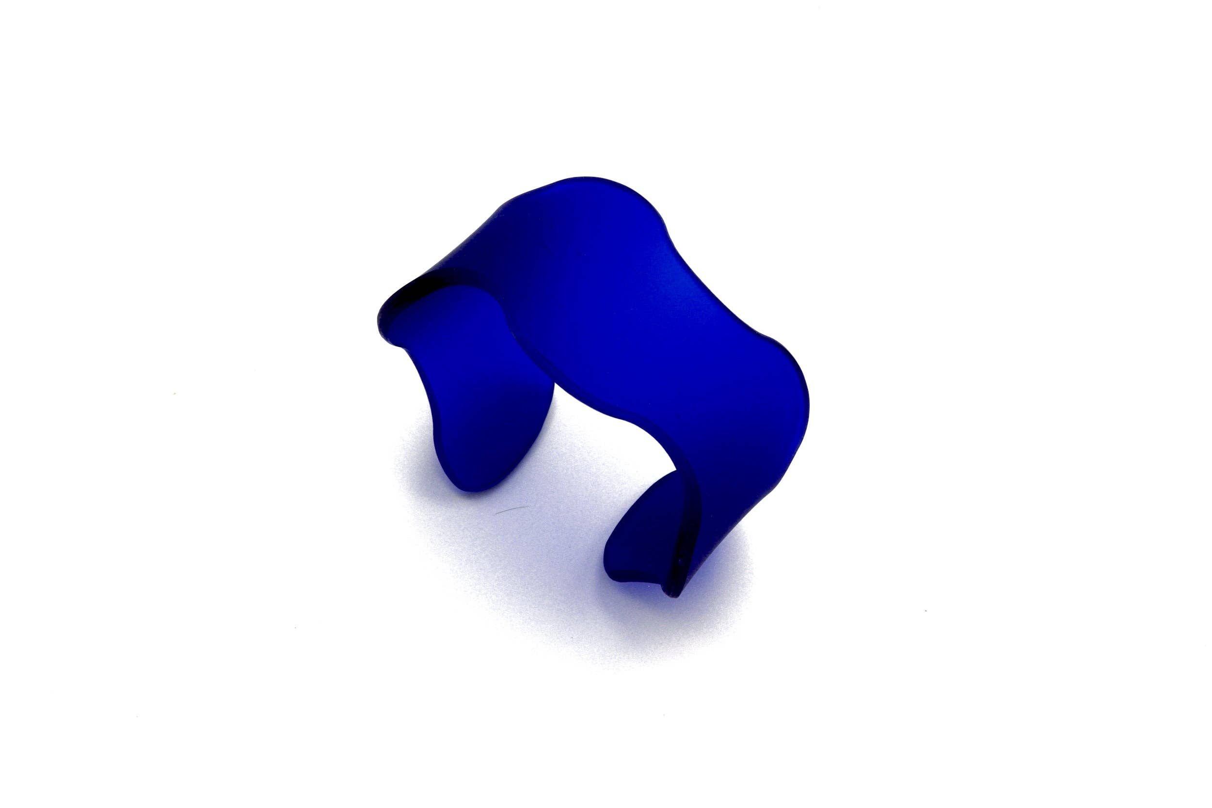 dconstruct – wholesale Manschettarmband – Vågig manschett smal - Frost Cobalt