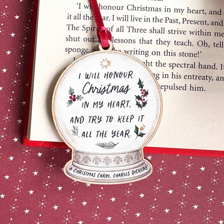 A Christmas Carol - Décoration de sapin en bois de Charles Dickens pour la vente par Quote and Quill