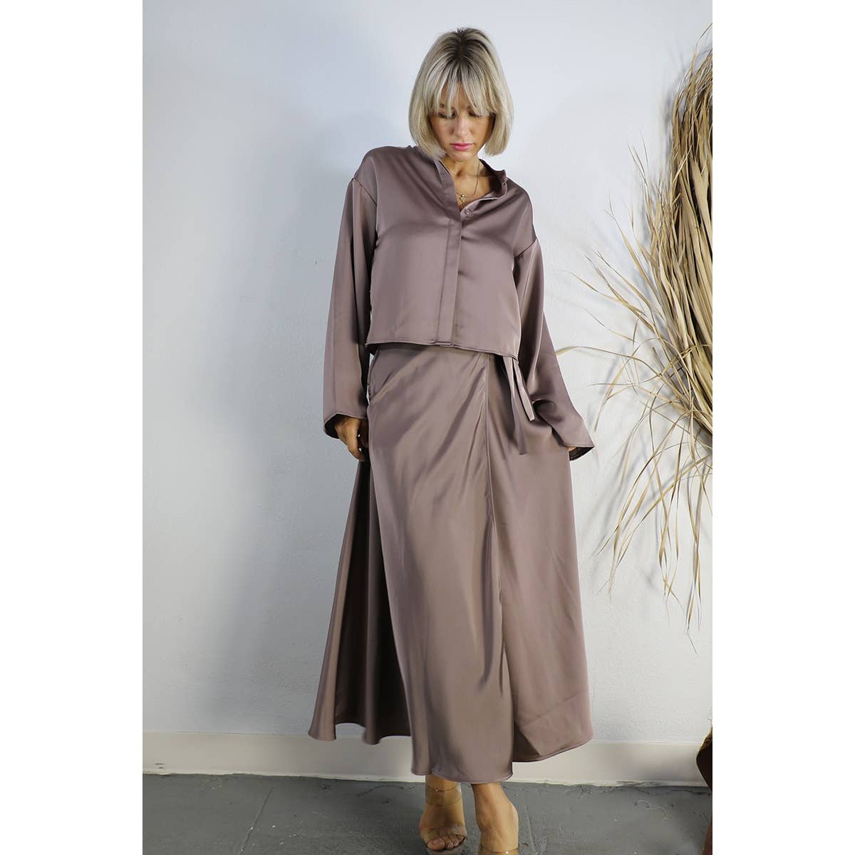 MARRÓN MALVA CONJUNTO DE TOP CORTO DE SATÉN CON FALDA CRUZADA de venta al por mayor en Faire17