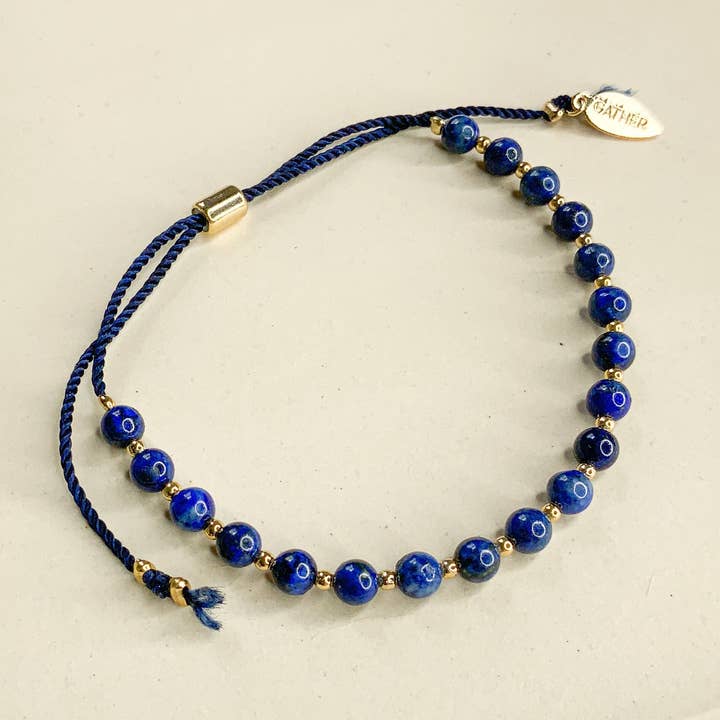 Bracelet Mini Perle Lune - Lapis Lazuli pour la vente par Gather Brooklyn