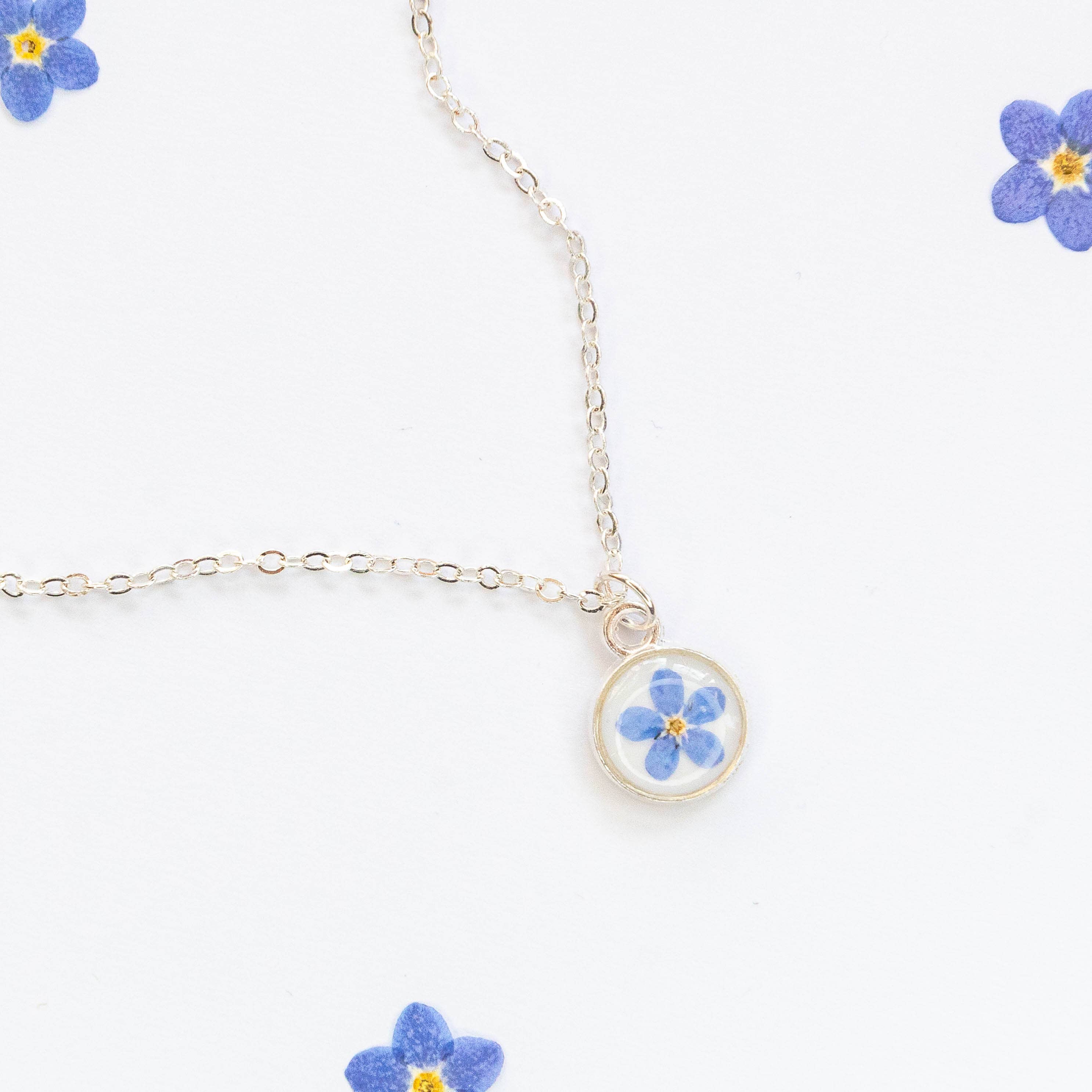 Allie and Posie – wholesale Pendant/charm necklace – EVA Necklace with dried forget me not in clear UV resin0