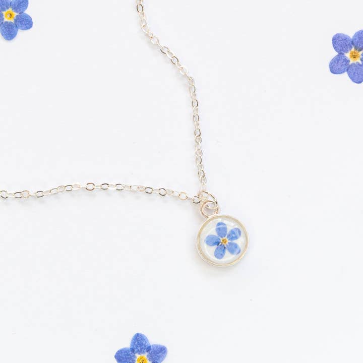 Allie and Posie – wholesale Pendant/charm necklace – EVA Necklace with dried forget me not in clear UV resin