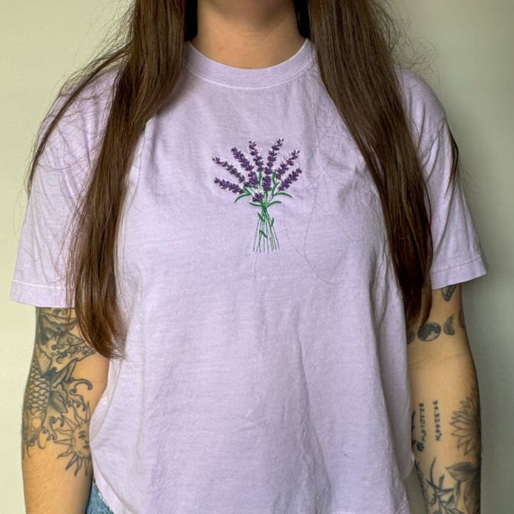 T-shirt corta ricamata color lavanda per la vendita all'ingrosso da parte di Emily Paige Company