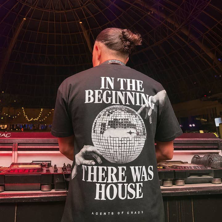 Genèse du T-shirt lourd House Black pour la vente par Agents of Chaos