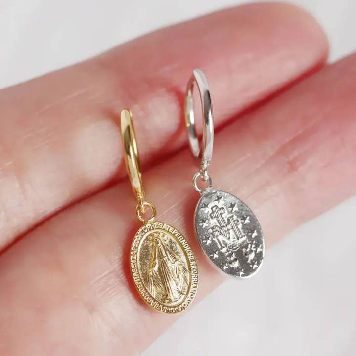 Virgin Mary 925 sterlingsølv 18K guldbelagte huggie-øreringe for engroshandel hos NaturallyNatural