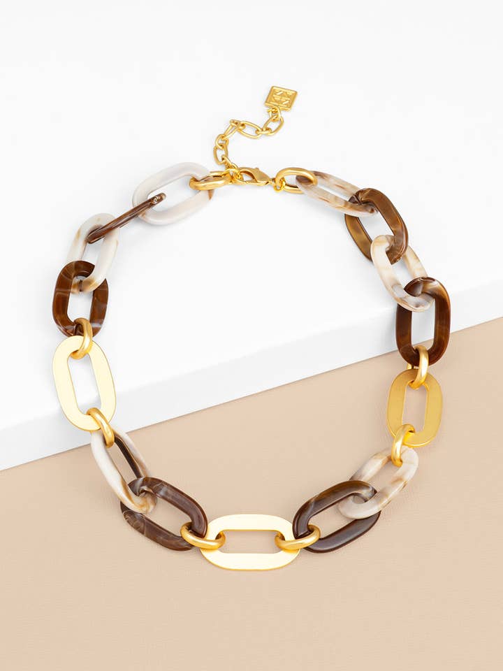 Collier court en résine beige marbrée et maillons dorés mats pour la vente par ZENZII Jewelry