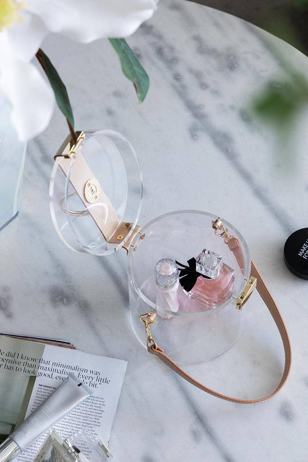 A&B Home Group Inc. - Vente Boîtes décoratives - Boîte de rangement en acrylique 6x6x6,5" avec sangle en simili cuir - Transparent7