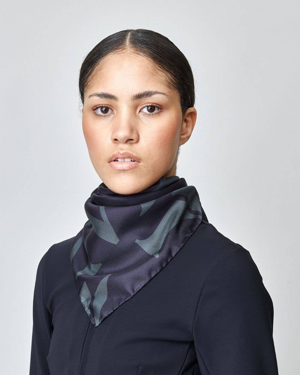 Black Monogram Silkeshalsduk Svart för wholesale på Faire0