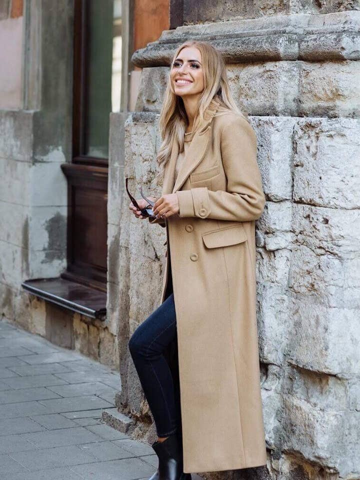 Manteau beige maxi classique à double boutonnage pour la vente par CoatA Shop
