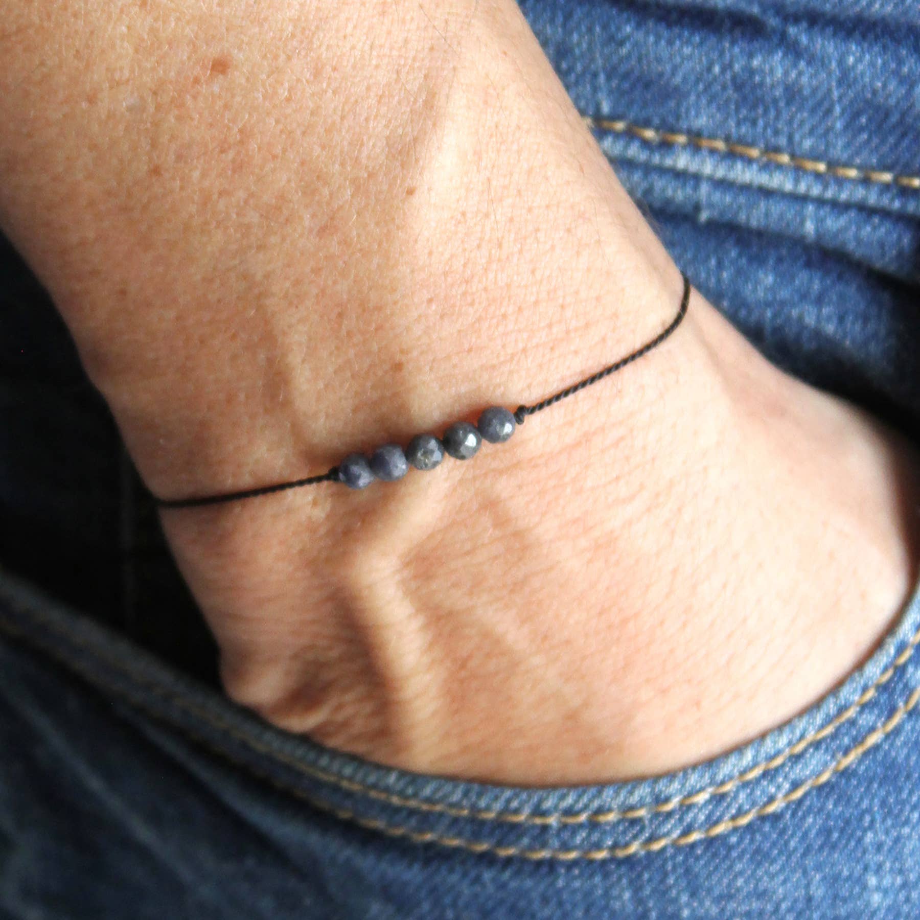 Sunday Girl by Amy DiLamarra - Vente Bracelet de perles - CGB-SAP | Bracelet en pierres et cristaux de guérison en saphir 1