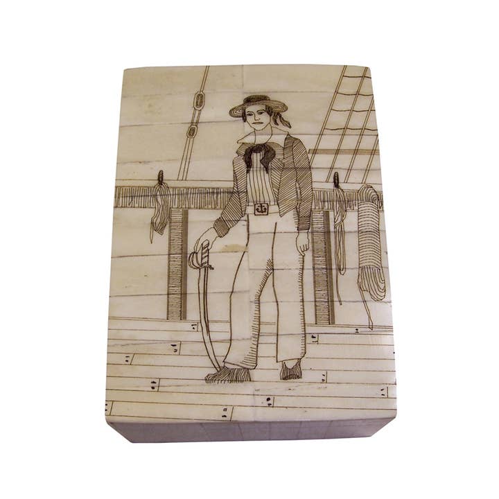 Madison Bay Co. - Historical Home Decor Reproductions - Venta al por mayor Cajas decorativas - Caja de huesos Scrimshaw Sailor on Deck de 6-1/4 pulgadas