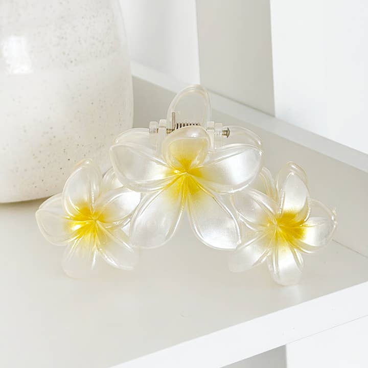Triple Flower Claw Clip - Hvid for engroshandel hos Coconut Lane
