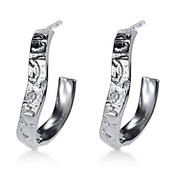 Ella Silver Hoop Øreringe - økologiske bølgede bøjler med drivtræstruktur for engroshandel hos Joie Designs