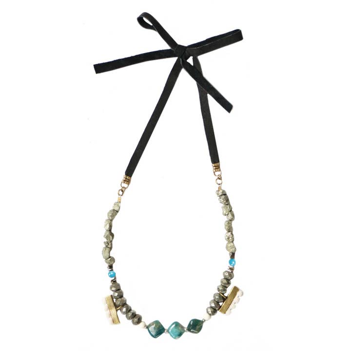 Collier perlé en apatite macha et pyrite pour la vente par Julie Bessette