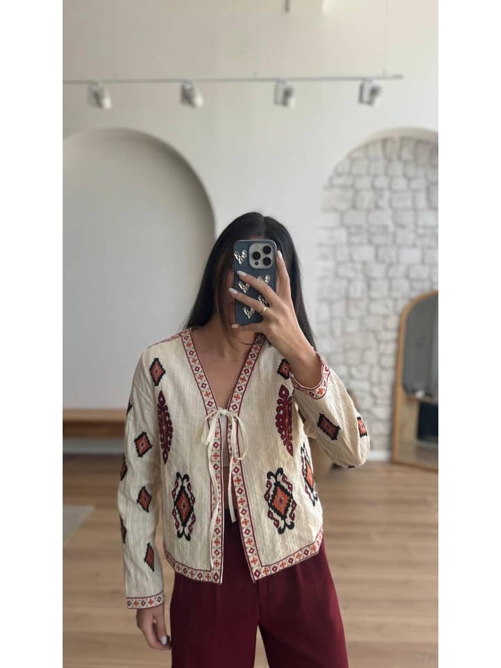 miglo - Wholesale Jas - Dames - Crèmekleurige Boheemse jas met borduursel aan de voorkant