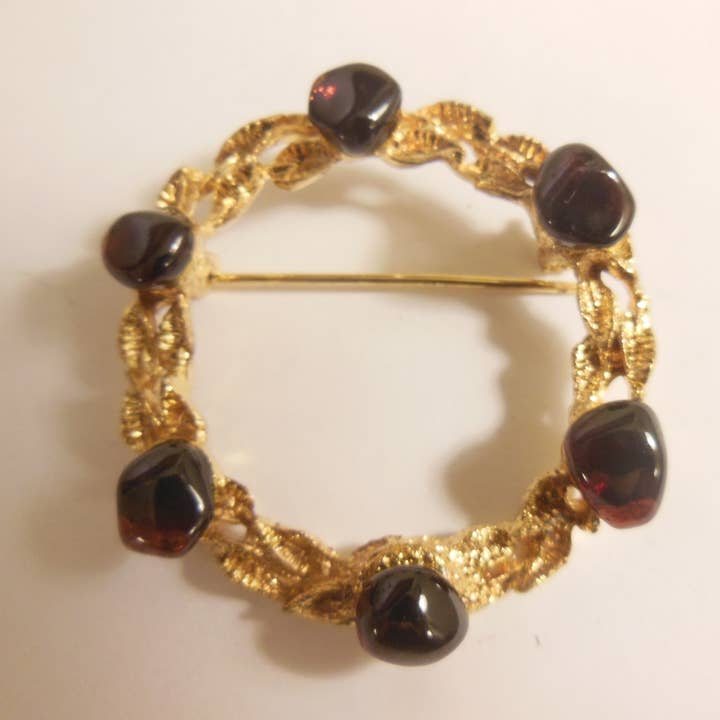Broche Vintage - Cercle avec grenat pour la vente par Jane A Gordon: Jewelry Art Gifts Inspiration
