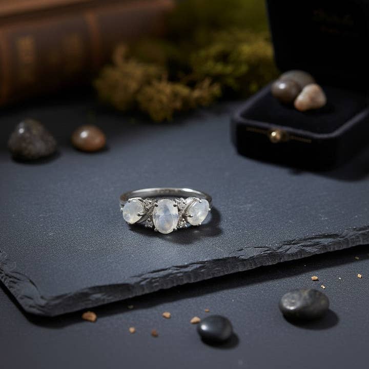 Lunar Trio Ring: Natürlicher Mondstein & Glänzender Moissanit-Dreisteinring für den Großhandel von Princejewelshub
