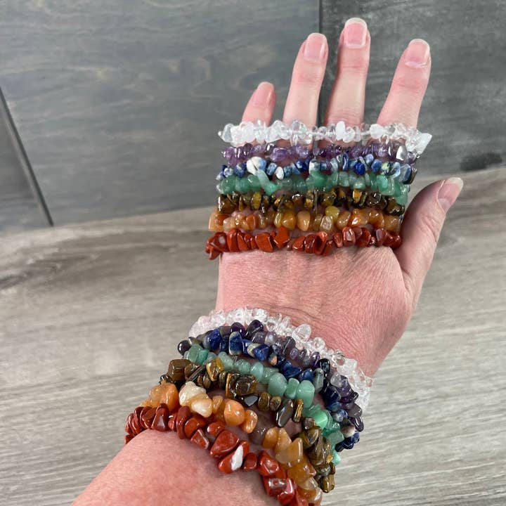 Ensemble de 7 bracelets en pierres de chakra pour empilage – Bijoux en cristal pour la vente par Keystone Crystals