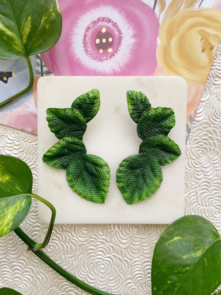 Boucle d'oreille écologique en fibre naturelle de bananier Nogal Leaves pour la vente par Hola! I'm Back