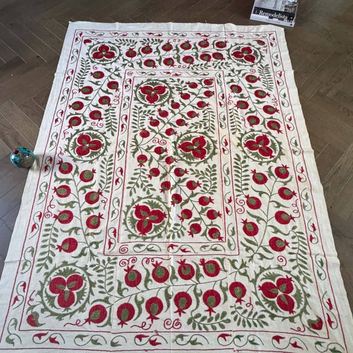 Textil Suzani Bordado a Mano – Diseño de Granada Roja y Verde – Gran Tapiz o Colcha Vintage Uzbeka para venta al por mayor de Wildash London